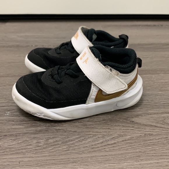 Nike boys team hustle D 10 sneakers - size 10C - Picture 3 of 8